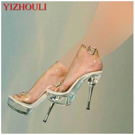 کفش پاشنه شیشه ای